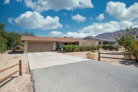 Great Vibe House + Hot Tub, Minutes to JTree Park Отели рядом с достопримечательностью «Bowladium»