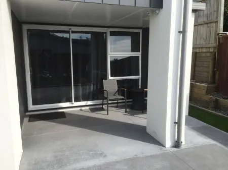 Executive Studio Retreat – 400m to the Beach