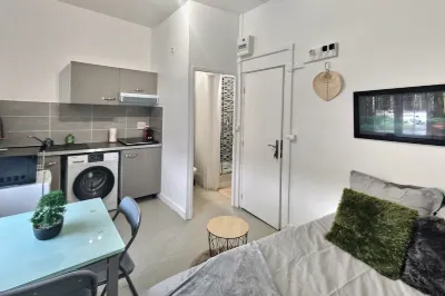 Superbe Studio 3 Face Gare Avec Wifi et Proche Toutes Commodités