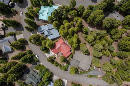 *NEW* Pine Grove Hideaway - family friendly only 1.5 Miles to the lake