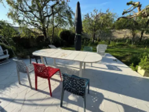 Maison de Plein Pied, Dans un Jardin Arboré, au Calme, en Plein Centre-ville Hôtels à : Luçon