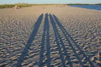 Walk to 3 beaches, downtown docks/waterfront. Dog friendly.  Includes Beach Pass