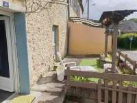 HOUSE 2 bedrooms - terrace river view NO GARDEN - no Wifi or TV Hotels in Le Bugue