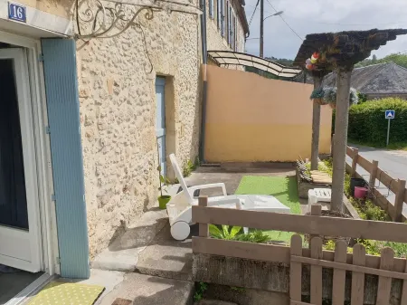 HOUSE 2 bedrooms - terrace river view NO GARDEN - no Wifi or TV Отели в г. Ле-Бюг