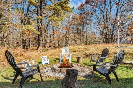 CozyPoCoNoGetawaySecluded Home with Hot TUB, Fast  Wi-FI, pet friendly
