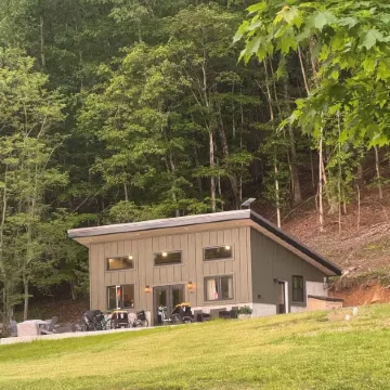 Modern + Private + Biking Paradise. No Stairs, Monday Lick & Gbr River Trail