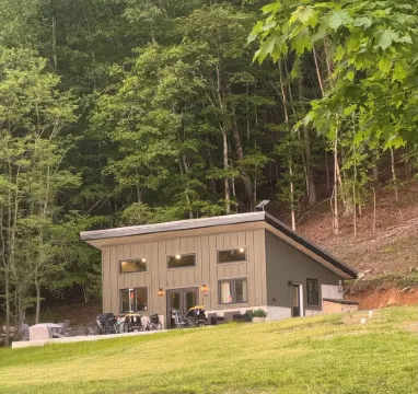 Modern + Private + Biking Paradise. No Stairs, Monday Lick & Gbr River Trail