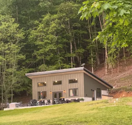 Modern + Private Cabin in Marlinton, WiFi, single level, trail side!  New 2025