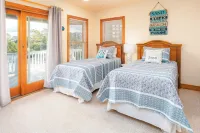 Salty Paws. Pet Friendly. Minutes to Beach. Horizon Ocean Views.
