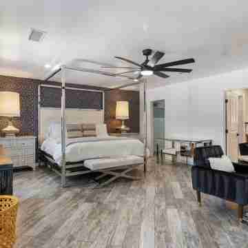 The Compound: 2 Houses, 6 BR/4BA, Pool, Spa, Ping Pong, Pool Table, Events! Rooms