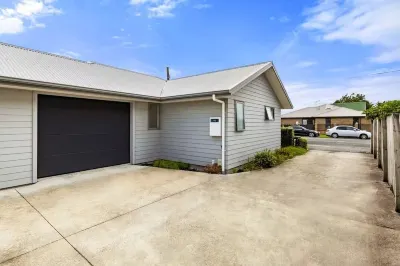 An Elegant New-build Two-bedroom House in Hamilton Central