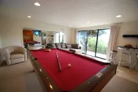 4.5 Bedrooms, 3 Baths, 2 Kitchens, 180 degree views and a 'Man Cave' Hotels in Bodega Bay