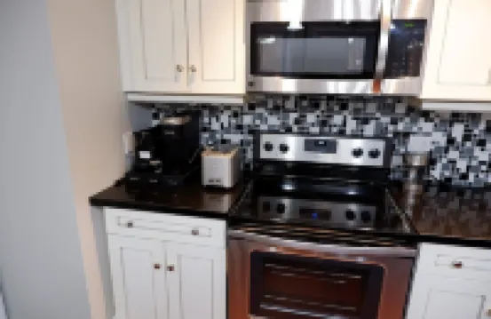 Central London - Clean, Modern & Comfortable. Downtown w/ Free Parking & Wi-Fi