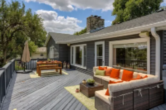 5BD Charming Home - Pool Table & Backyard