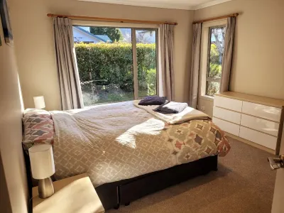 Spacious Sunny 4 Bedroom Home located just 5 min drive from Queenstown's centre Hotels in Arthurs Point
