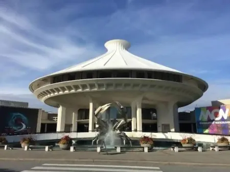 Modern Guest Suite in Kitsilano Отели рядом с достопримечательностью «Нитоб Мемориал Гарден»