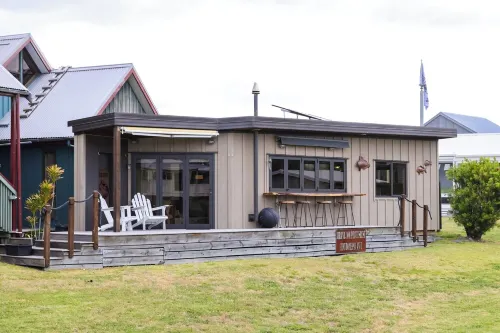 The Pirate's Rest, a tiny home by the beach. Hotels in Pauanui