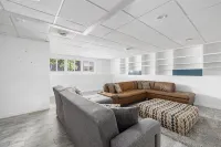 Gorgeous home with 5 Queen beds near Bonnet shores. Walk to beach/ narrow river