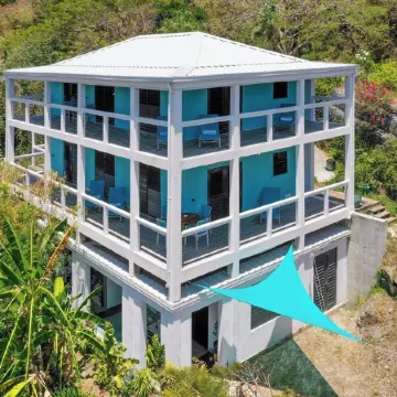 Verandah-style Living Overlooking Coral Bay