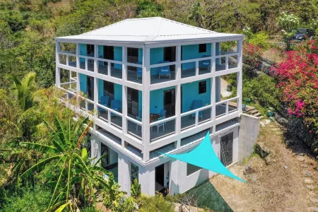 Verandah-style Living Overlooking Coral Bay