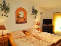 Mediterranean holiday house, Berlin Steglitz-Zehlendorf, 4 bedrooms, 11 persons Hotels in Lichterfelde