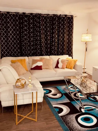 Cozy 1BD Condo unit at the Heart of Edmonton. Отели рядом с достопримечательностью «Art Gallery of Alberta»