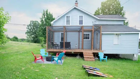 Fun Cottage for Friends and Family, Close by Lake, Fishing, Campfires, BBQ