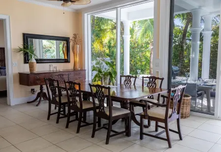 Stunning waterfront property with panoramic sunset views + pool + dock Отели в г. Данмор-Таун