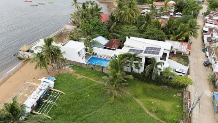 A beach house (shared space) and a romantic place during sunset! Отели в г. Билиран