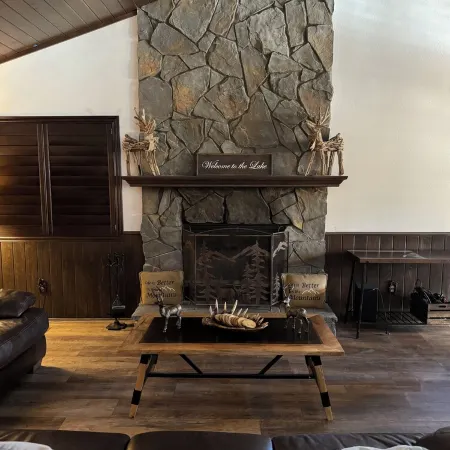 Cheerful 4-Bedroom Cabin with Hot Tub