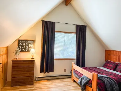Mountain cabin with fenced yard. Close to Stevens & Leavenworth. Dog friendly.