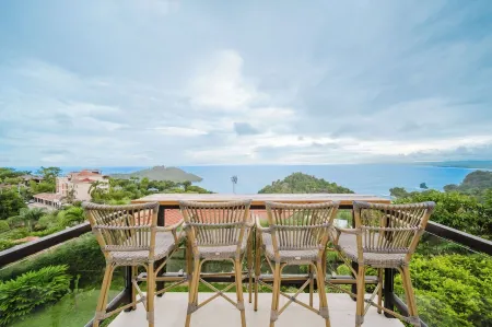 Million dollar Sunset Views and centrally located in Manuel Antonio