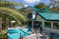 Casa Mamacita: Beautiful new home in peaceful jungle setting - สระว่ายน้ำส่วนตัว