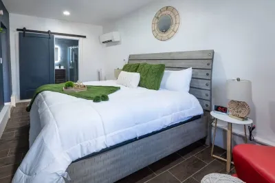 Chic Boho Carriage-house 5 mins from Downtown, Gilcrease Tulsa Hotels near Gilcrease Museum