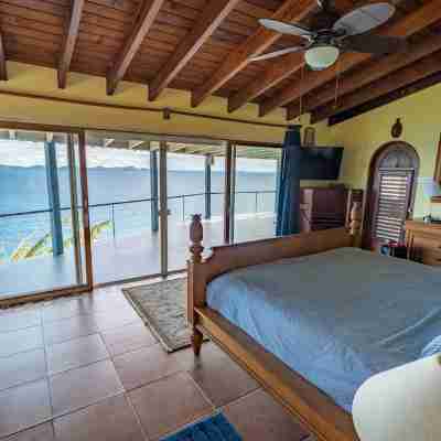 Breathtaking  views , Jacuzzi , open plan house , 5 min to Nanny Cay Beach & Bar Rooms
