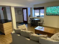 Spacious private king suite steps to DT Banff