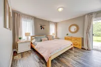 The Little Red Cottage - Ideal for long stays!