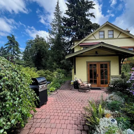 Spacious character suite! Close to local private schools, dining and more!