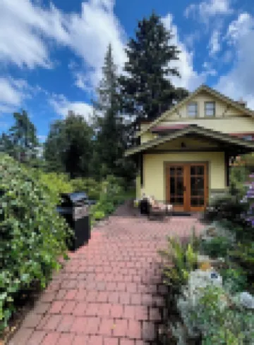 Spacious character suite! Close to local private schools, dining and more!