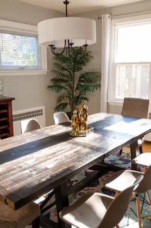 Spacious Downtown 5 bedroom historic house! Close to Everything Downtown! Отели рядом с достопримечательностью «Confederation Centre of the Arts»