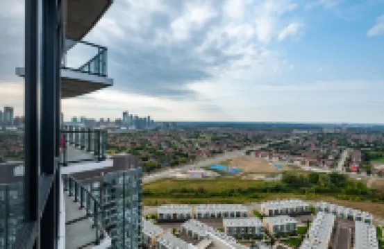 Luxury condo w breathtaking sunset views close to airport & downtown Mississauga