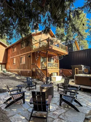 4 BR Retreat with Lakeview and Hot Tub Hotels in der Nähe von Kings Beach State Recreation Area