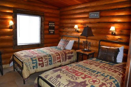 Welcome Travelers!  Renovated Log Cabin at Wind River Landing, Dubois, WY