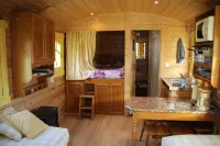 Les Roulottes de la Ferme des Chanaux Hotels in Dore-l’Eglise