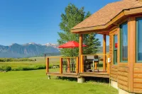 Lakefront Henrys Lake Cabin: w/ Mtn & Lake Views! - Jacuzzi