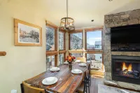 Lodge Life! Walk or Shuttle to Lifts + Fireplace, Hot Tub 2 Bedroom Condo by RedAwning Hotel di Telluride