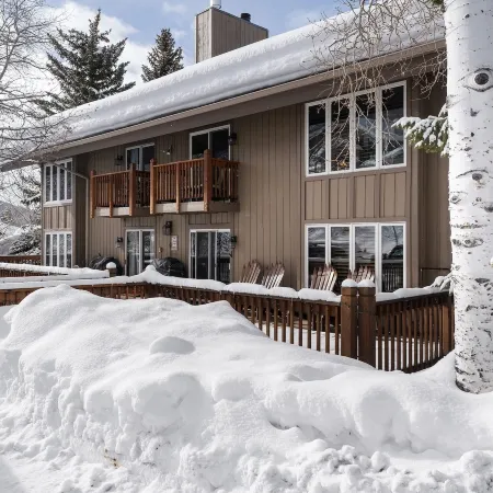 Winterset 8 Pet Friendly 4 Bedroom Townhouse by Redawning