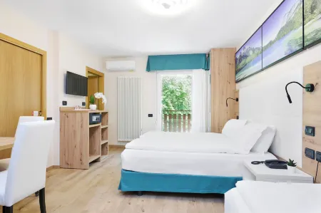 Residence Hotel Miralago Отели рядом с достопримечательностью «Piscina Comunale di Levico Terme»