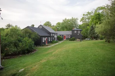 Squire Tarbox Inn Hotels near Wiscasset Bay Gallery