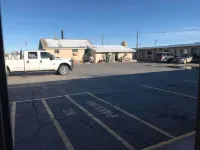 Paintbrush Motel - parking
